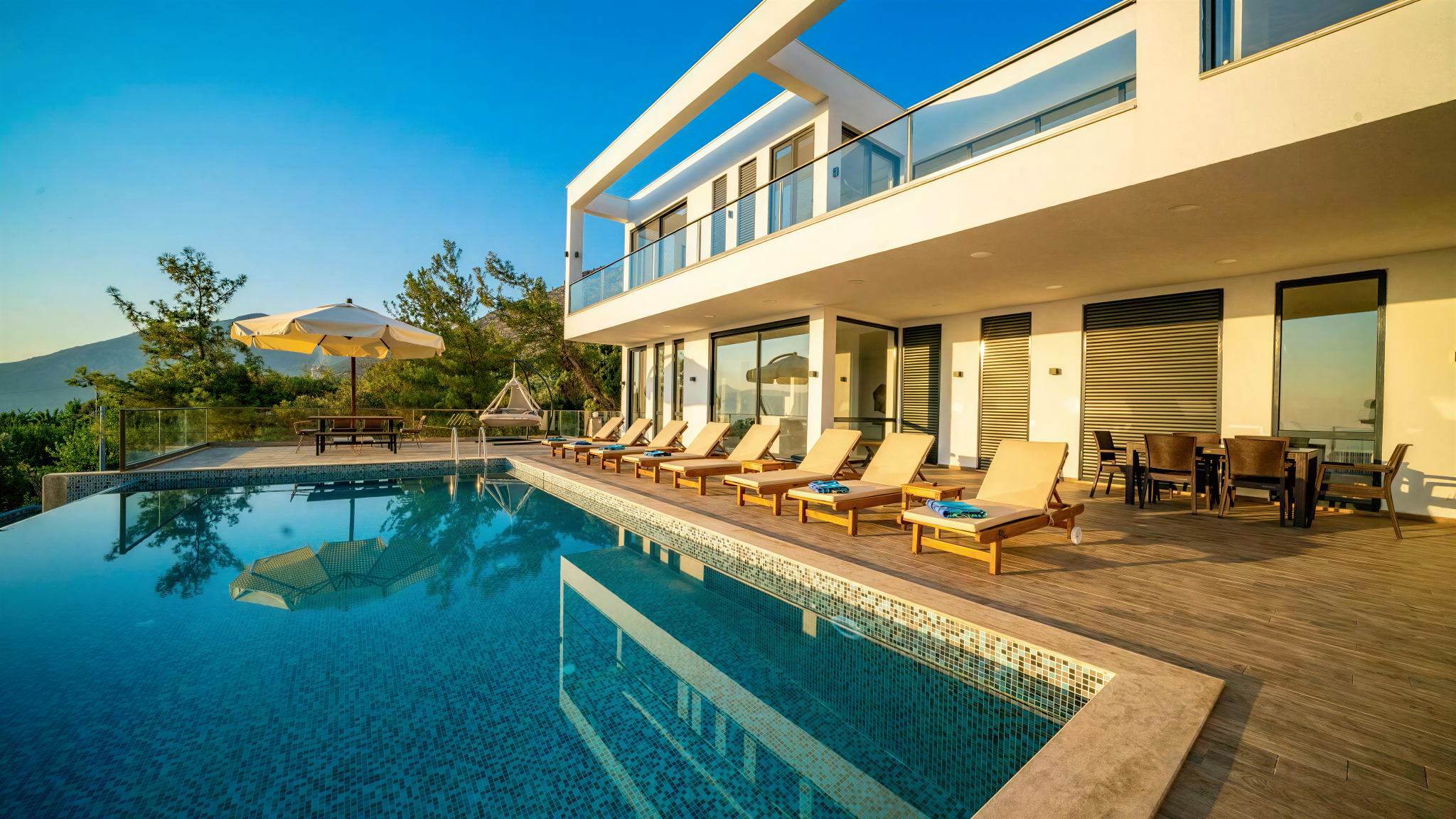 Moderne Villa mit Pool, Sonnenterrasse und großzügigen Glasflächen